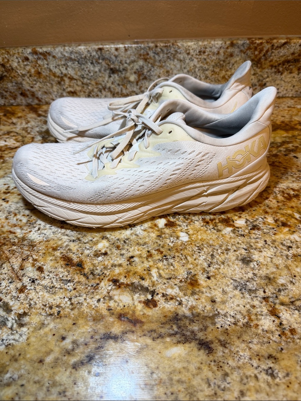 Hoka Clifton 8